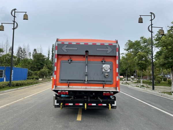 東風(fēng)D9干濕兩用掃路車(chē)