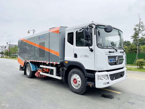 東風(fēng)D9干濕兩用掃路車(chē)