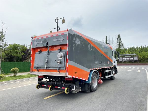 東風(fēng)D9干濕兩用掃路車(chē)