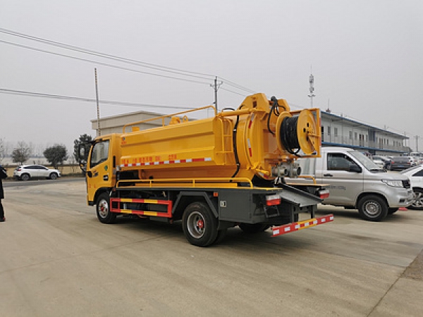 東風(fēng)小多利卡6方清洗吸污車(chē)