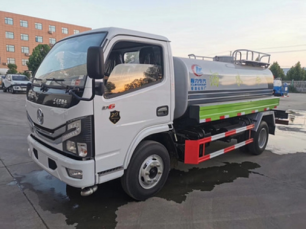 國(guó)六東風(fēng)小多利卡5噸灑水車(chē)