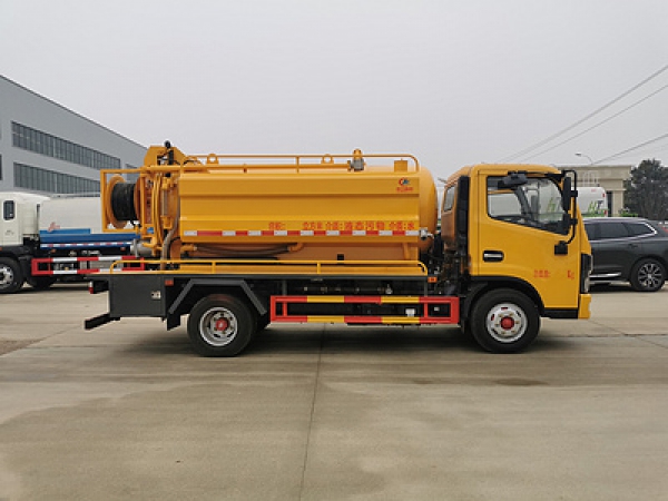 東風(fēng)小多利卡6方清洗吸污車(chē)