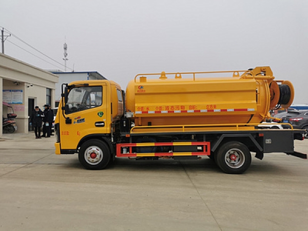 東風(fēng)小多利卡6方清洗吸污車(chē)