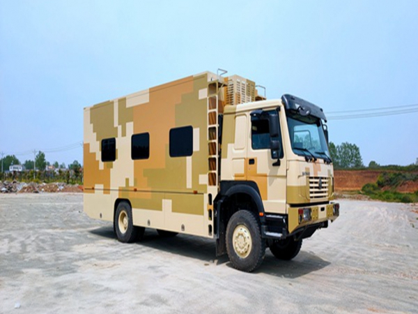 重汽豪沃四驅12人宿營車