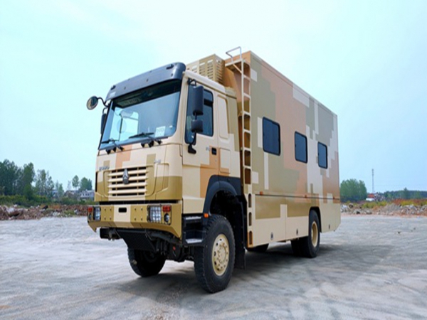 重汽豪沃四驅12人宿營車